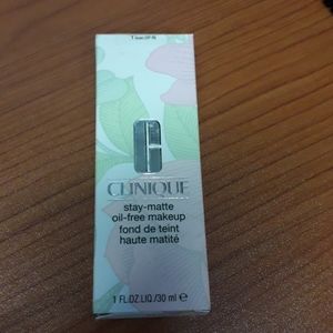 Clinique Stay Matte foundation in Linen